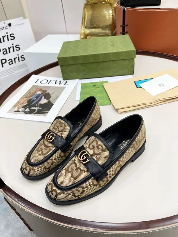 👟👟Ex-factory price 440👟👟 2022 new G family classic design loafers, made of V-shaped quilted effect leather, double G monogram evolved from Gucci, calf leather, mixed sheepskin lining, heel height 1.5 cm, original molded wear-resistant Tpu outsole. Code number 35-42,